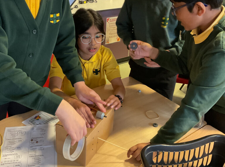 Upper Key Stage 2 investigated using pulleys in circuits